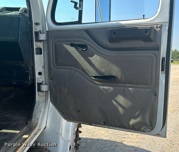 image for item DJ6268 2000 International 4700  dump flatbed truck