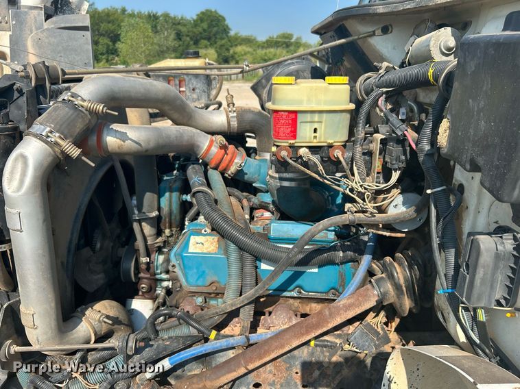 image for item DJ6268 2000 International 4700  dump flatbed truck