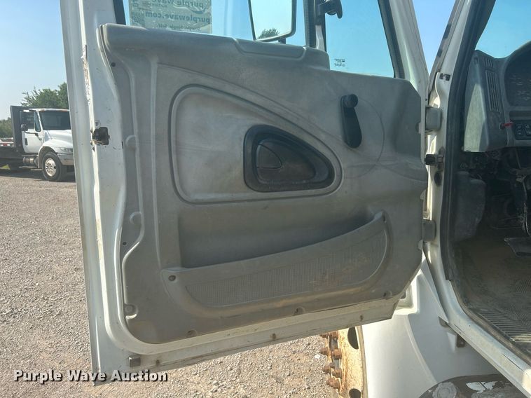 image for item DJ6269 2006 International 4200  dump flatbed truck