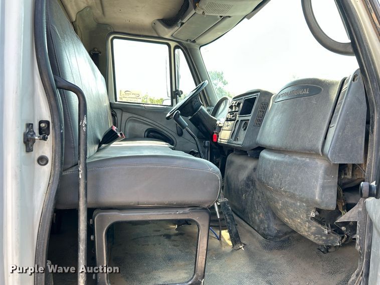 image for item DJ6269 2006 International 4200  dump flatbed truck