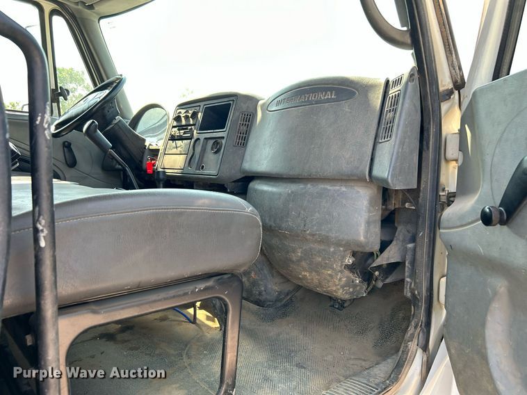 image for item DJ6269 2006 International 4200  dump flatbed truck