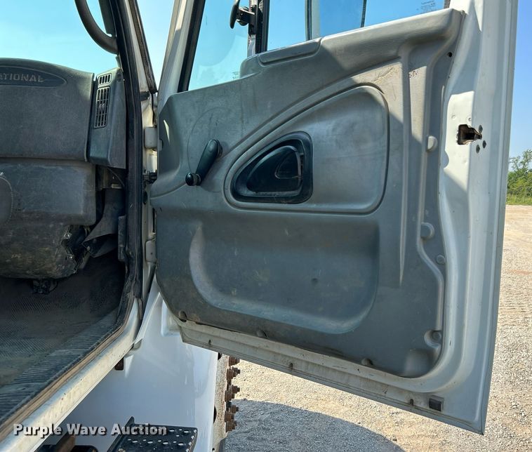 image for item DJ6269 2006 International 4200  dump flatbed truck