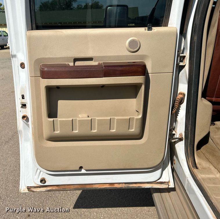 image for item DJ6285 2008 Ford F250 Super Duty Lariat King Ranch  Crew Cab pickup truck