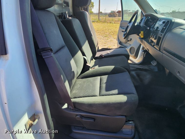 image for item DK6511 2014 GMC Sierra 3500HD  flatbed pickup truck