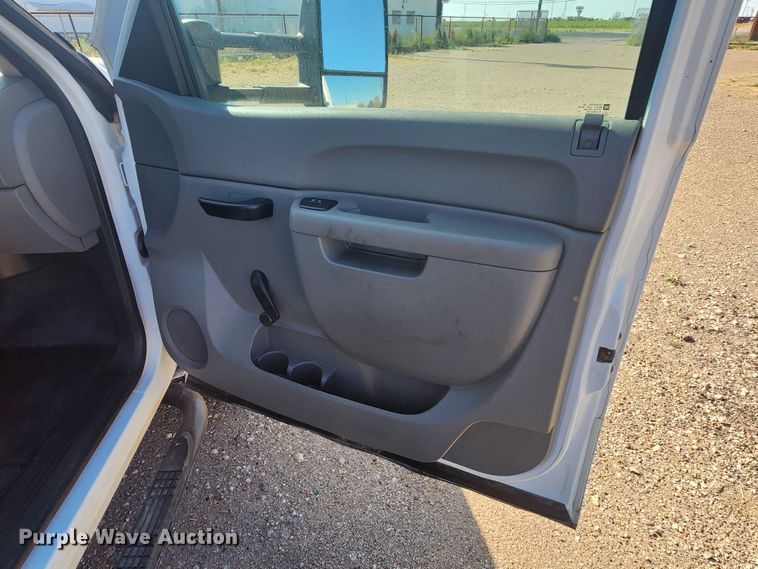 image for item DK6511 2014 GMC Sierra 3500HD  flatbed pickup truck