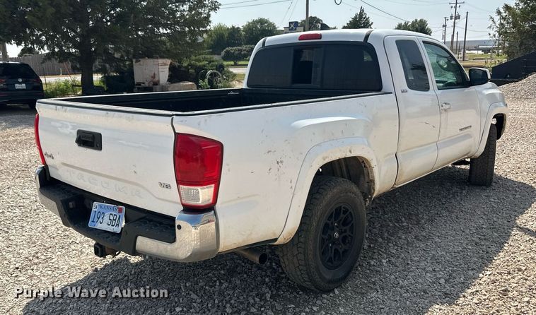 image for item DM8260 2017 Toyota Tacoma  Access Cab pickup truck