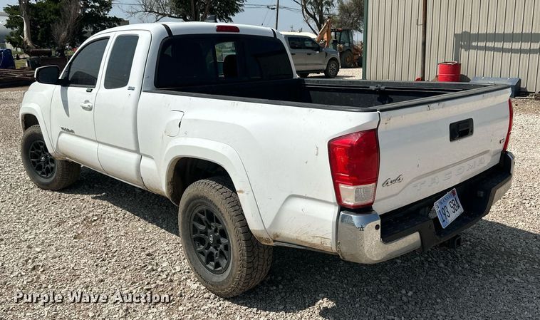 image for item DM8260 2017 Toyota Tacoma  Access Cab pickup truck