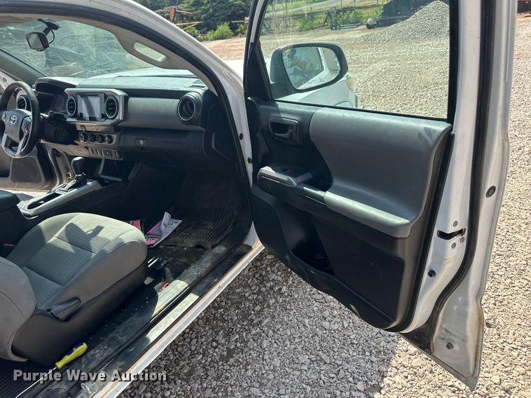 image for item DM8260 2017 Toyota Tacoma  Access Cab pickup truck