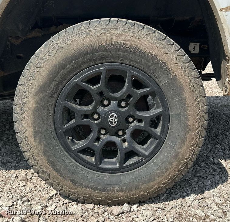 image for item DM8260 2017 Toyota Tacoma  Access Cab pickup truck