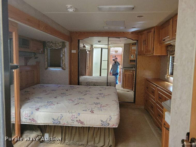 image for item DN4105 2005 Holiday Rambler Presidential  camper