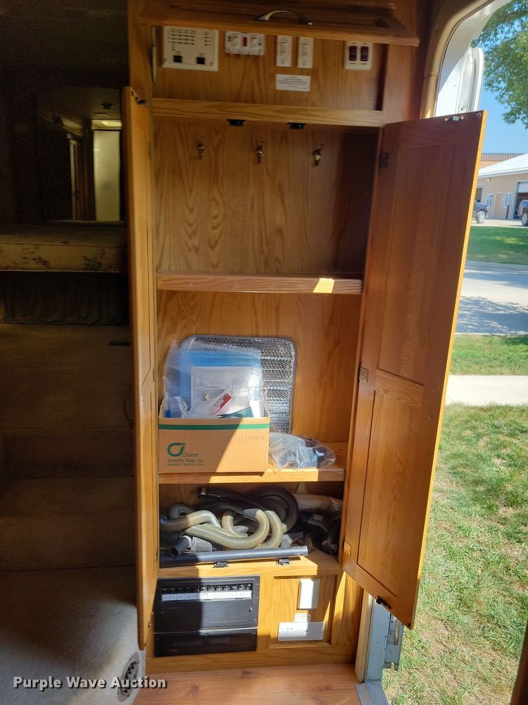 image for item DN4105 2005 Holiday Rambler Presidential  camper