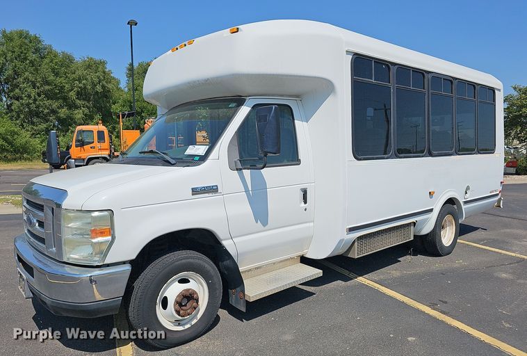 image for item DN8594 2008 Ford E450 Super Duty  shuttle bus