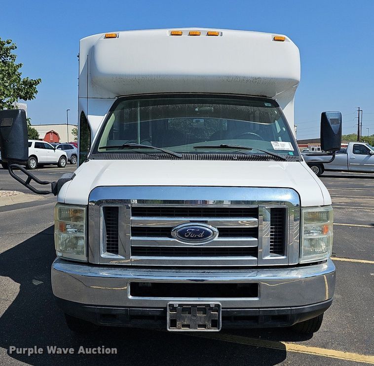 image for item DN8594 2008 Ford E450 Super Duty  shuttle bus
