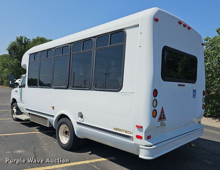 image for item DN8594 2008 Ford E450 Super Duty  shuttle bus