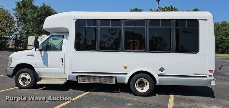 image for item DN8594 2008 Ford E450 Super Duty  shuttle bus