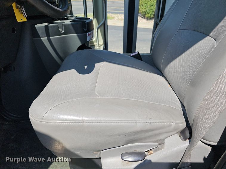 image for item DN8594 2008 Ford E450 Super Duty  shuttle bus