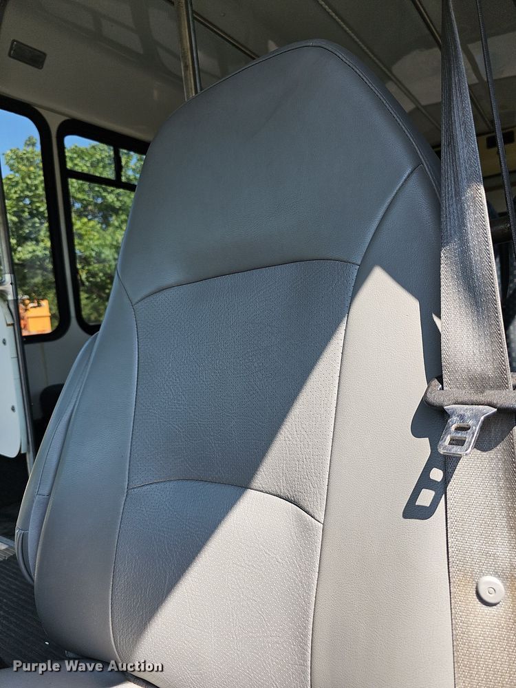 image for item DN8594 2008 Ford E450 Super Duty  shuttle bus