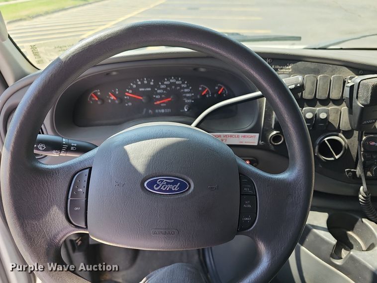 image for item DN8594 2008 Ford E450 Super Duty  shuttle bus
