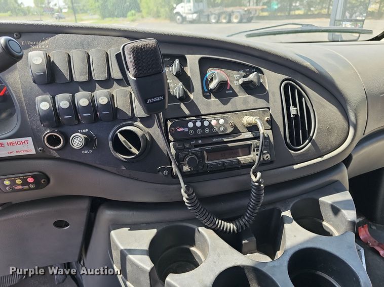 image for item DN8594 2008 Ford E450 Super Duty  shuttle bus