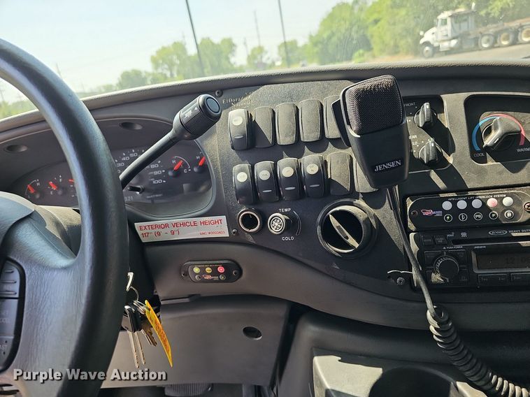 image for item DN8594 2008 Ford E450 Super Duty  shuttle bus