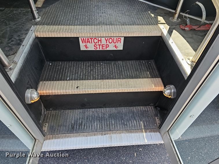 image for item DN8594 2008 Ford E450 Super Duty  shuttle bus