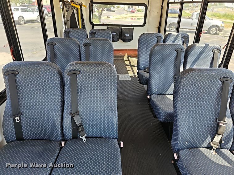 image for item DN8594 2008 Ford E450 Super Duty  shuttle bus