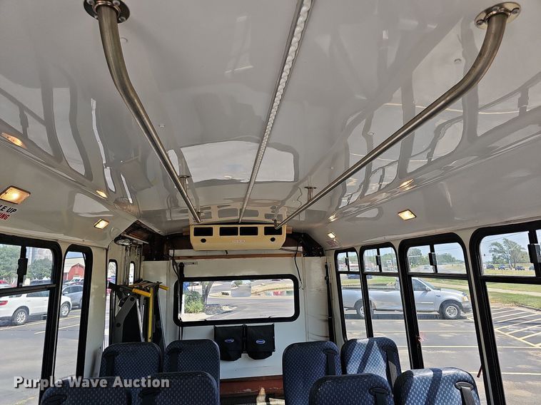 image for item DN8594 2008 Ford E450 Super Duty  shuttle bus