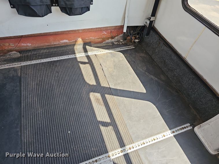 image for item DN8594 2008 Ford E450 Super Duty  shuttle bus