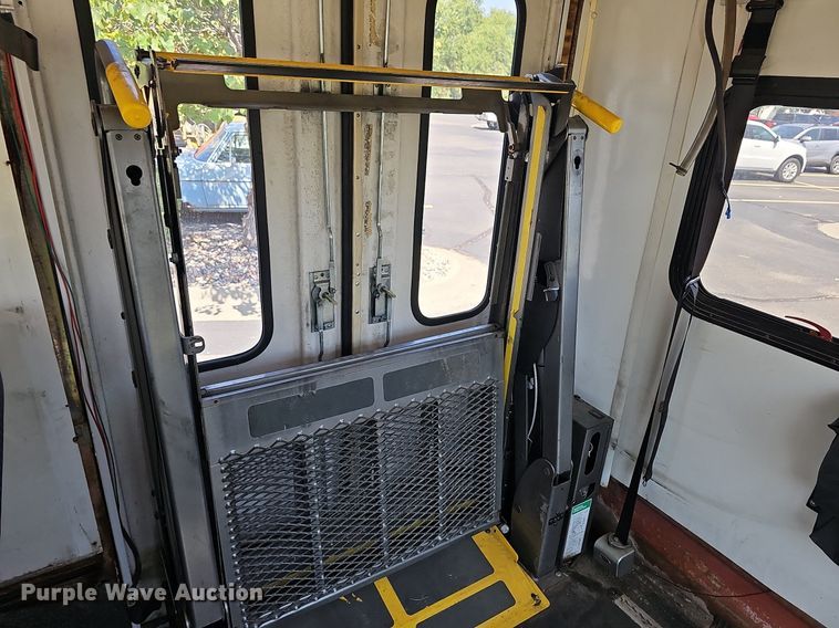 image for item DN8594 2008 Ford E450 Super Duty  shuttle bus