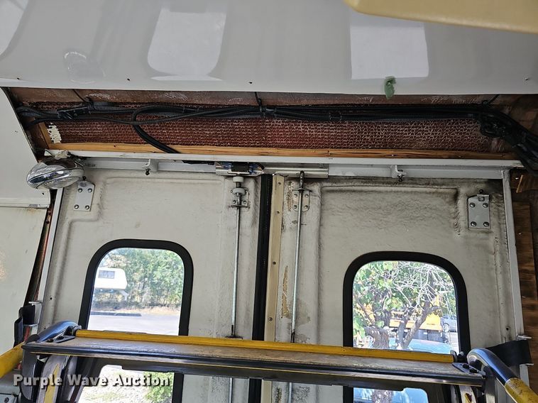 image for item DN8594 2008 Ford E450 Super Duty  shuttle bus