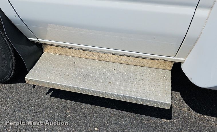 image for item DN8594 2008 Ford E450 Super Duty  shuttle bus