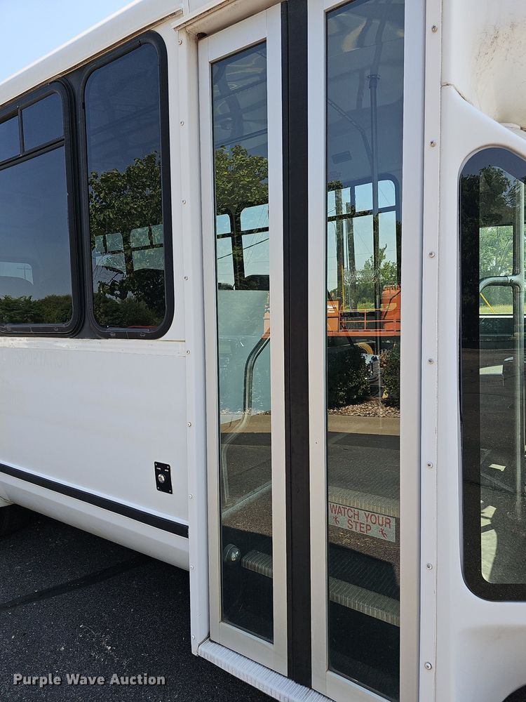 image for item DN8594 2008 Ford E450 Super Duty  shuttle bus