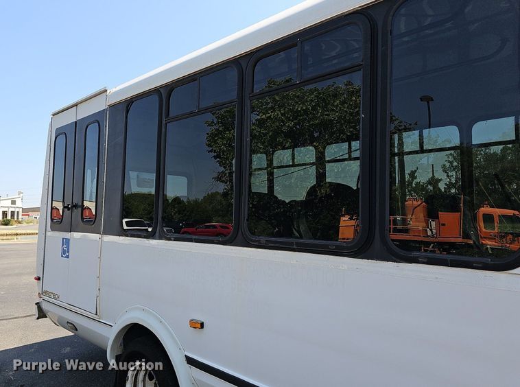 image for item DN8594 2008 Ford E450 Super Duty  shuttle bus