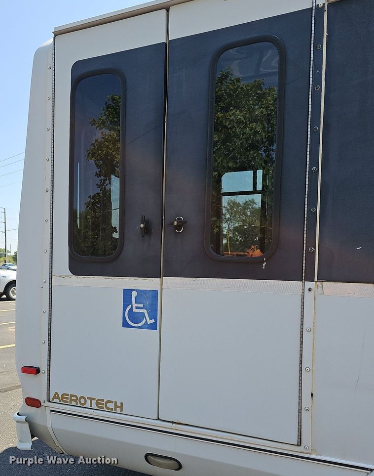 image for item DN8594 2008 Ford E450 Super Duty  shuttle bus