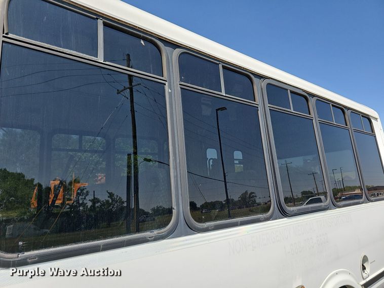 image for item DN8594 2008 Ford E450 Super Duty  shuttle bus