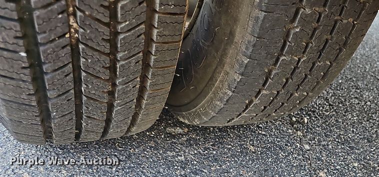 image for item DN8594 2008 Ford E450 Super Duty  shuttle bus