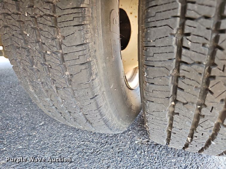 image for item DN8594 2008 Ford E450 Super Duty  shuttle bus