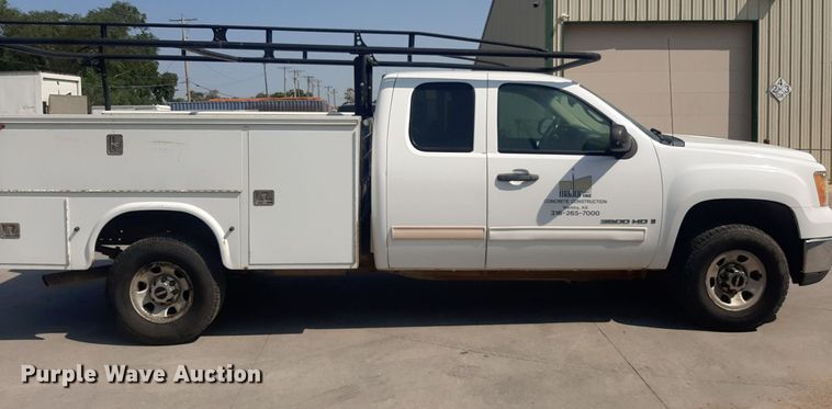 image for item DO3077 2009 GMC Sierra 3500HD  Ext. Cab utility bed pickup truck