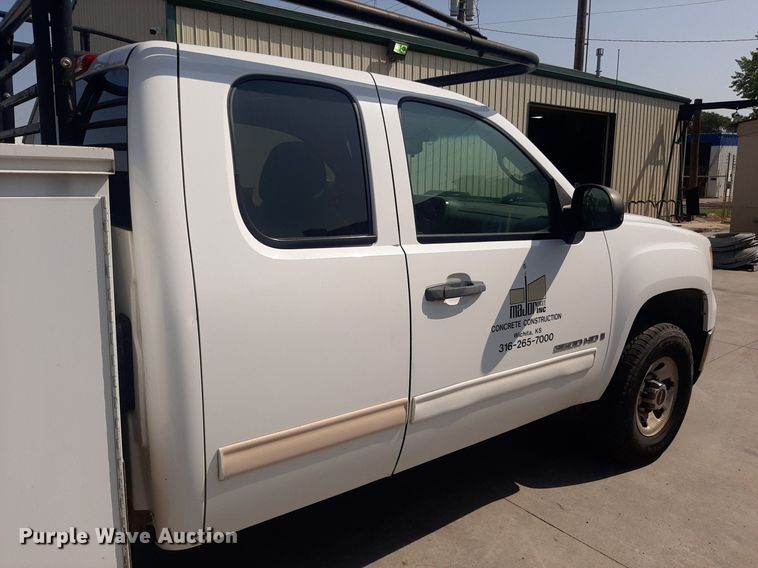 image for item DO3077 2009 GMC Sierra 3500HD  Ext. Cab utility bed pickup truck