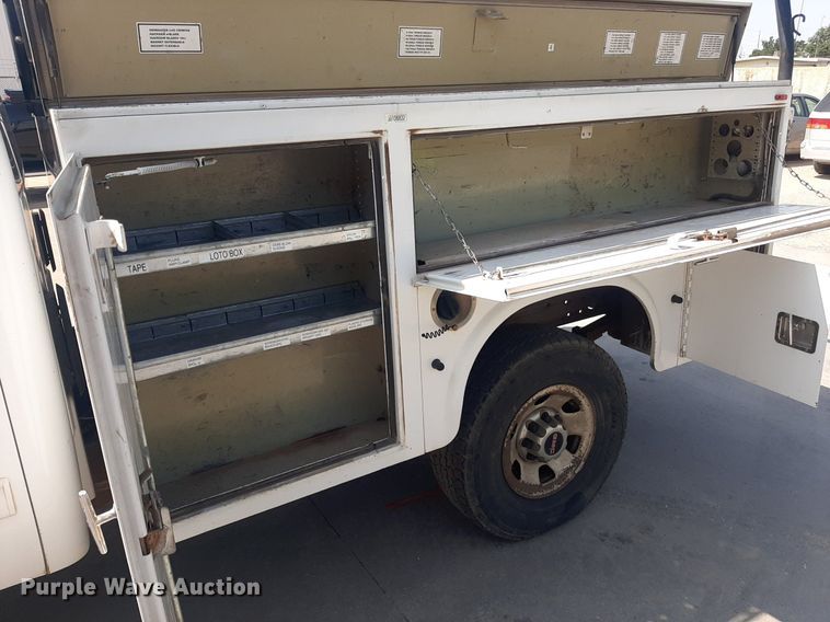 image for item DO3077 2009 GMC Sierra 3500HD  Ext. Cab utility bed pickup truck