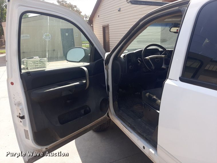 image for item DO3077 2009 GMC Sierra 3500HD  Ext. Cab utility bed pickup truck