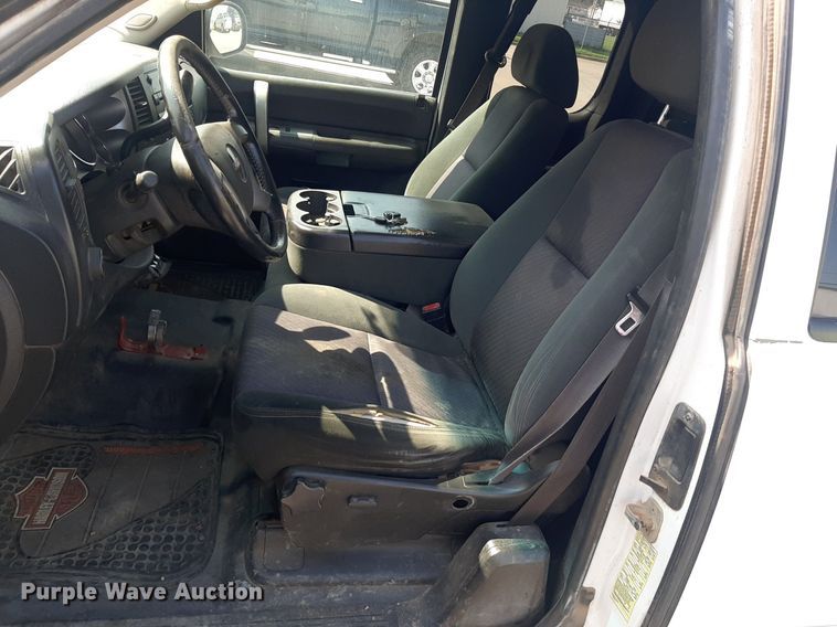 image for item DO3077 2009 GMC Sierra 3500HD  Ext. Cab utility bed pickup truck