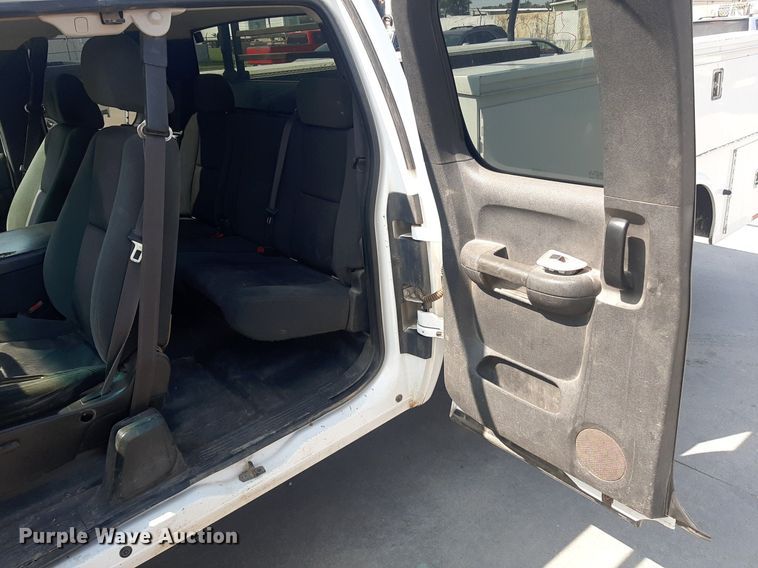 image for item DO3077 2009 GMC Sierra 3500HD  Ext. Cab utility bed pickup truck