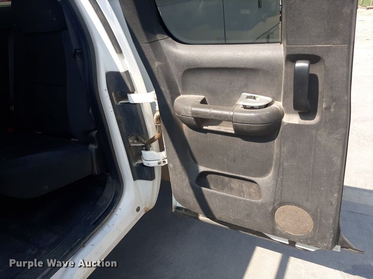 image for item DO3077 2009 GMC Sierra 3500HD  Ext. Cab utility bed pickup truck