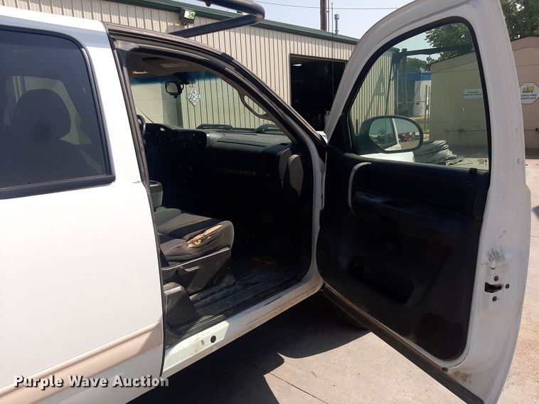 image for item DO3077 2009 GMC Sierra 3500HD  Ext. Cab utility bed pickup truck