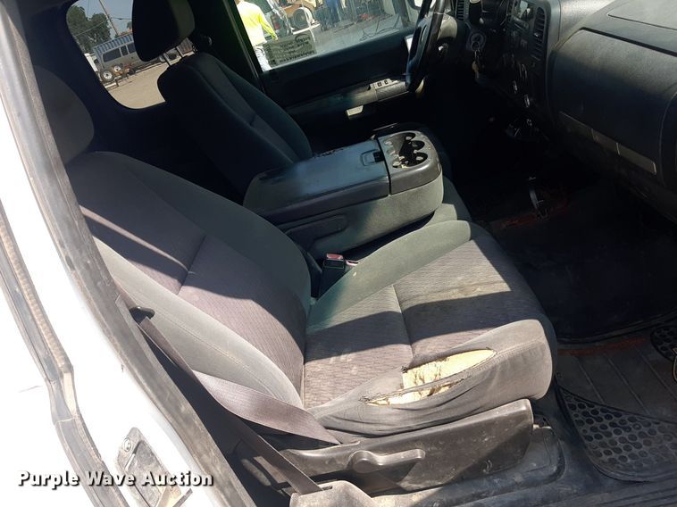 image for item DO3077 2009 GMC Sierra 3500HD  Ext. Cab utility bed pickup truck