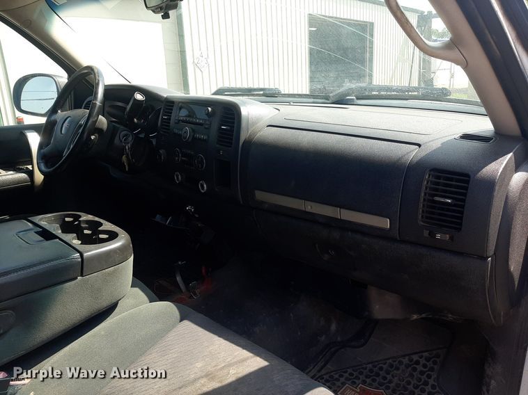 image for item DO3077 2009 GMC Sierra 3500HD  Ext. Cab utility bed pickup truck