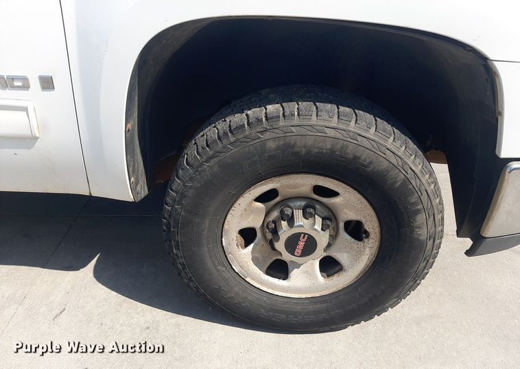 image for item DO3077 2009 GMC Sierra 3500HD  Ext. Cab utility bed pickup truck