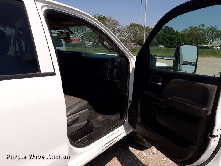 image for item DO3082 2015 GMC Sierra 3500HD  Crew Cab flatbed pickup truck