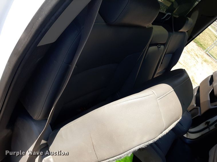 image for item DO3082 2015 GMC Sierra 3500HD  Crew Cab flatbed pickup truck